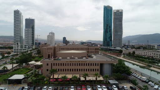 İZAV'dan İzmir Adliyesi çağrısı! “Avukatlar daha kaça bölünebilir?”