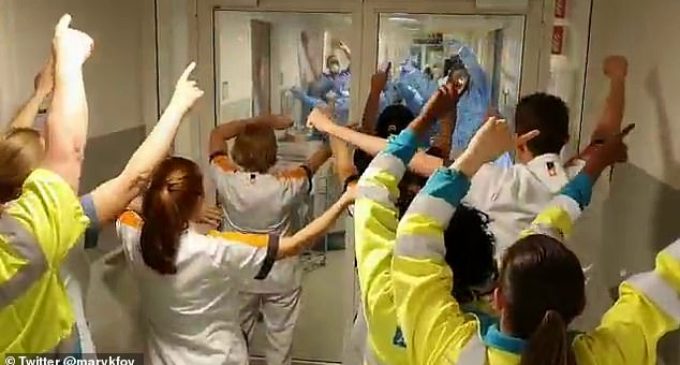 Sağlık çalışanlarından korona ile mücadelede arkadaşlarına duygulandıran destek: 'Asla yalnız yürümeyeceksin'