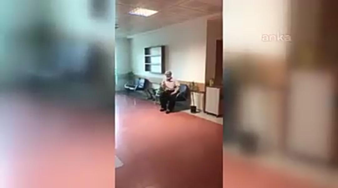 Karantinadaki hacı dedenin isyanı: Önce etrafa tükürdü, ardından Allah aşkına diyerek yalvardı.