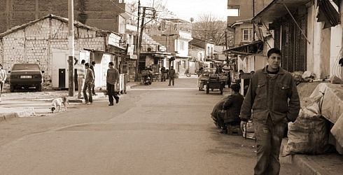 Tenekeli'de çifte savaş! Virüse kapanan kapıların ardında açlık var!