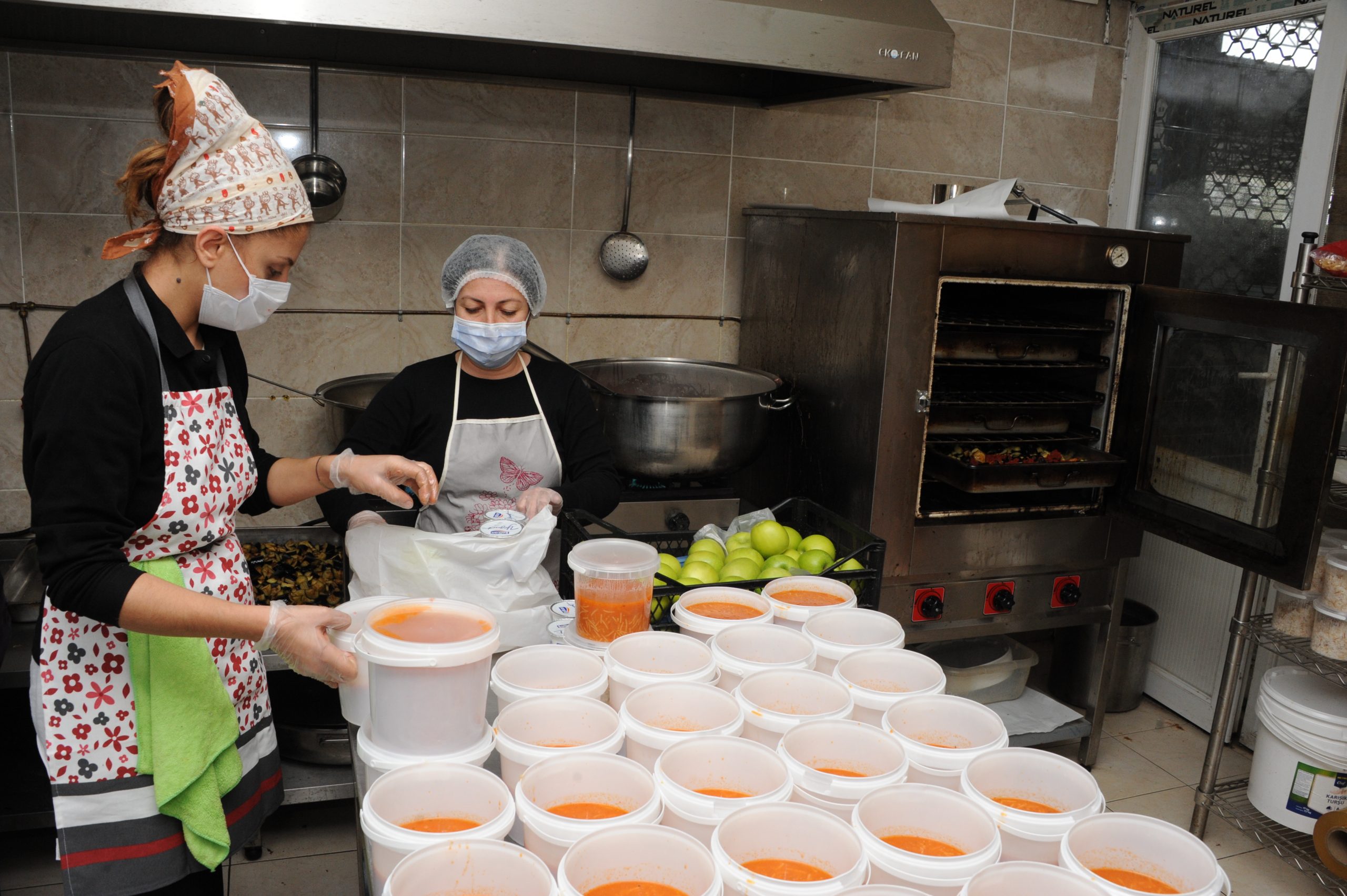 Balçova’da yaşlı ve kimsesizlere sıcak yemek yardımı
