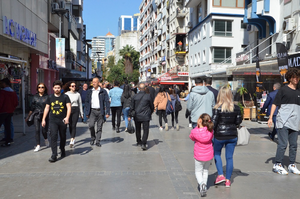 İzmirliler rahat. Kim korkar koronadan!