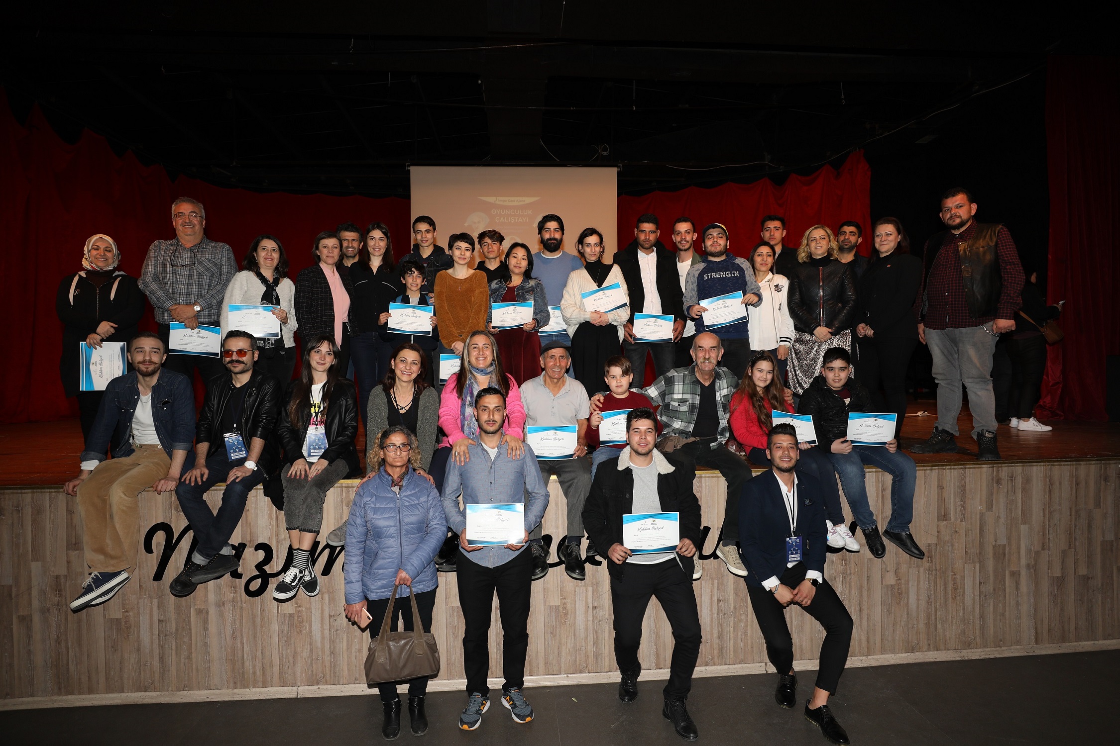 Gaziemirliler tiyatro sahnesinde!