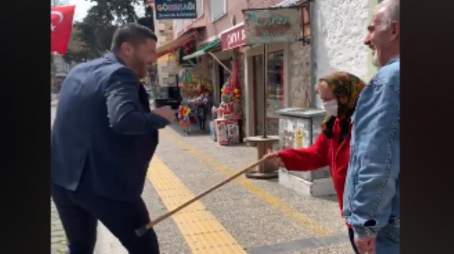 Foça'da gülümseten görüntüler: Başkan uyardı, bastonu yedi!
