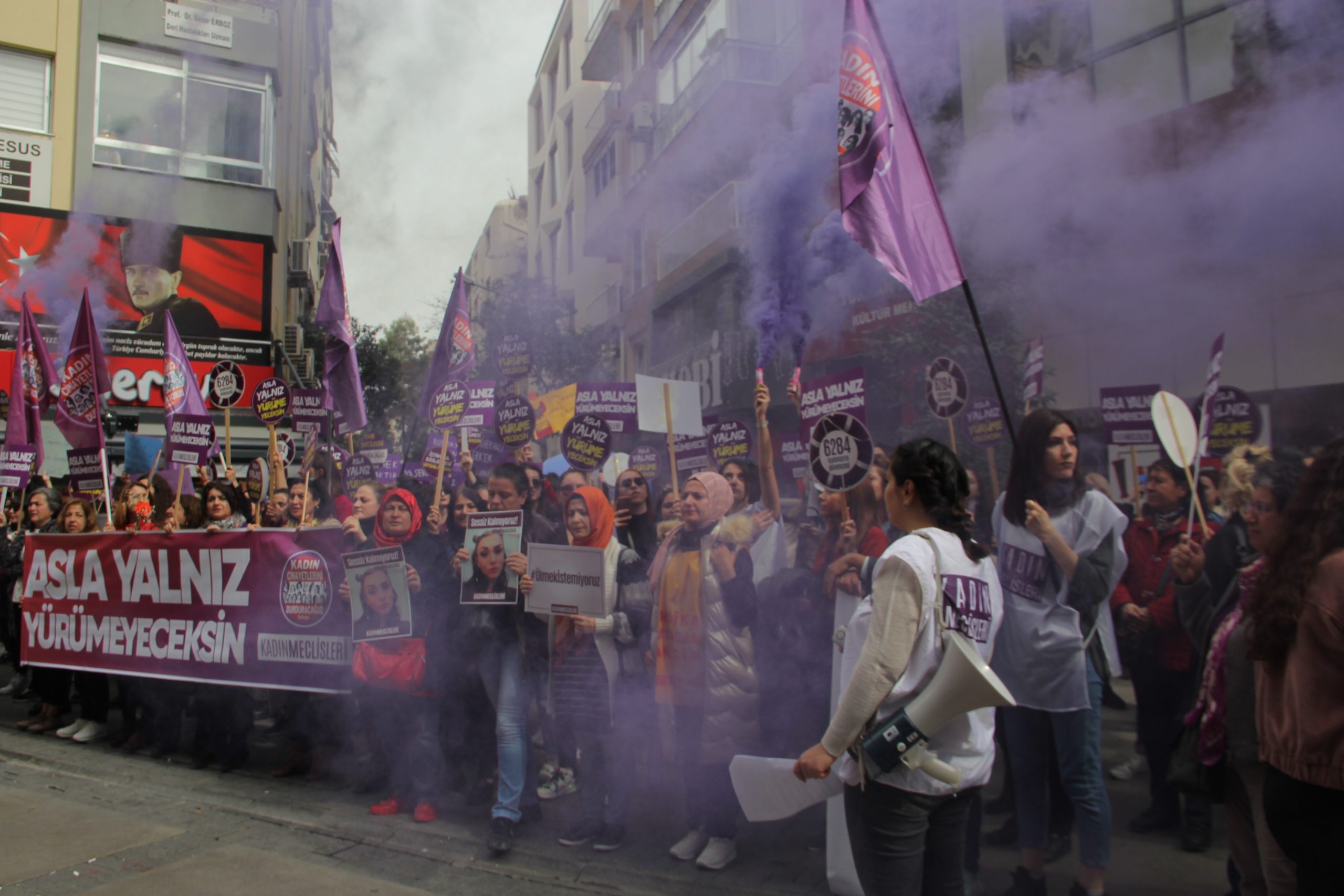 İzmirli kadınlar tek ses, tek yürek. Asla yalnız yürümeyeceksiniz!