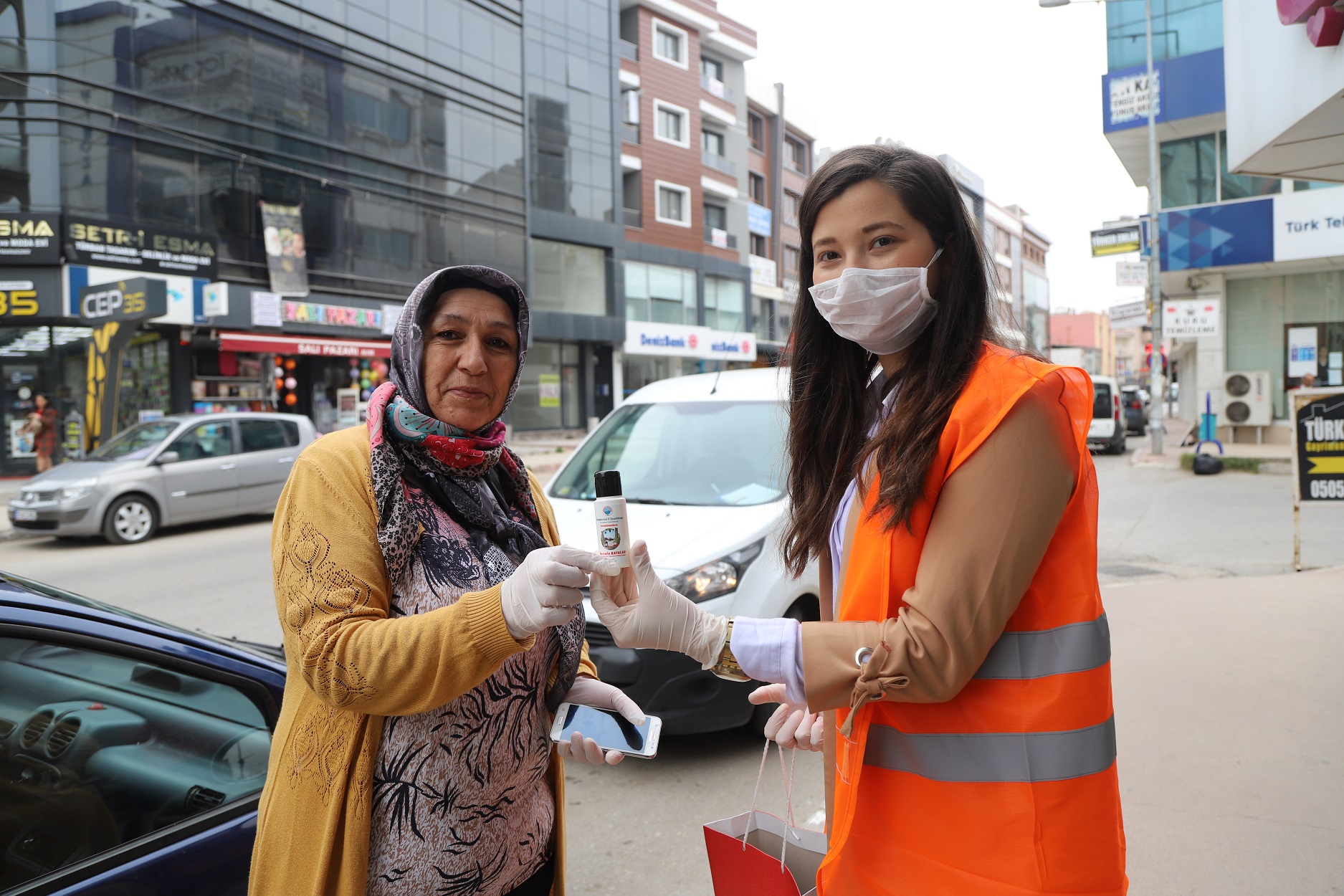 Menderes’te el dezenfektanı dağıtıldı