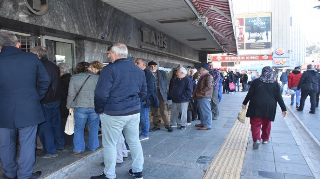 İzmir'de kolonya kuyruğu!