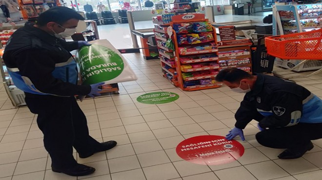 İzmir zabıtasının gıda denetimi sürüyor, sosyal mesafe etiketleri yaygınlaşıyor