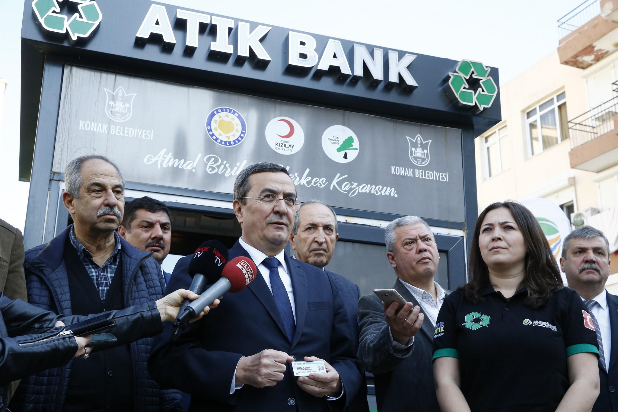 Geri dönüşümde yeni dönem! Konak'ta 'Atık Bank' hizmete girdi