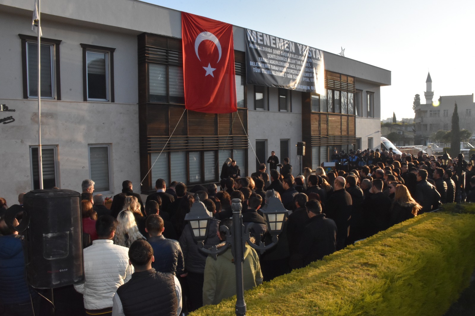 Menemen'de yas... Belediye çalışanlarından şehitlere saygı