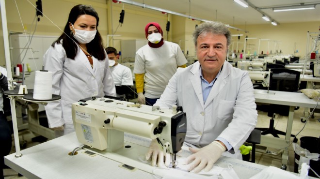 Bornova'da gönüllülerden maske üretimi