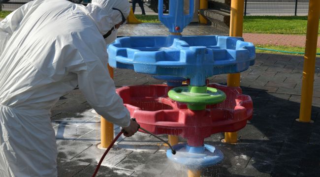 Çiğli'deki Parklara korona önlemi! Dezenfekte çalışmaları artırıldı