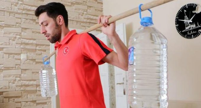 ‘Evde Kal’an milli kayakçı, sehpa ve su bidonları ile olimpiyata hazırlanıyor