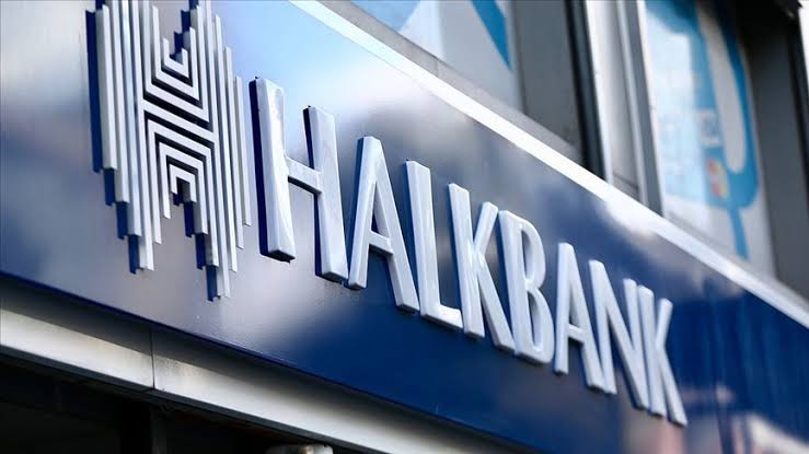 Halkbank koronavirüs tavsiyelerine uymuyor. Mesaiye devam