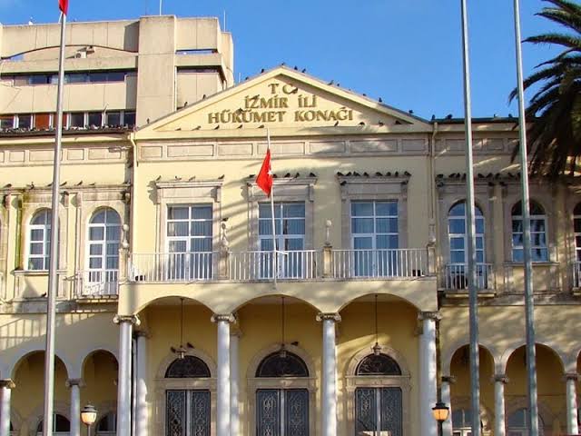 Karantina poşetiyle defin iddialarına İzmir Valiliği'nden yalanlama