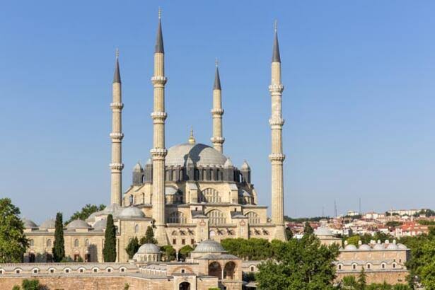 Minarelerden anons. Namazınızı evinizde kılın