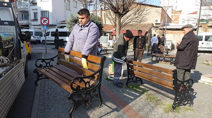 Belediyeler koronavirüs nedeniyle bankları kaldırdı: Park duvarında oturmaya devam ettiler
