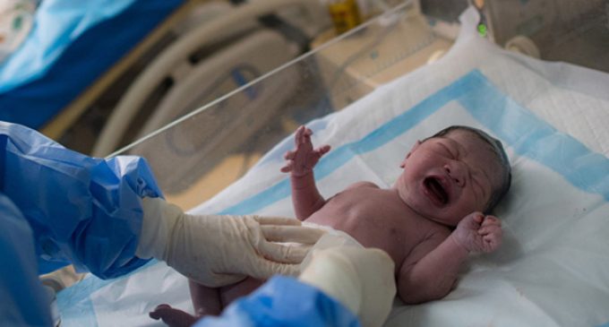 Salgında korkutan gelişme: Koronavirüs çocuk ve bebekleri de öldürüyor