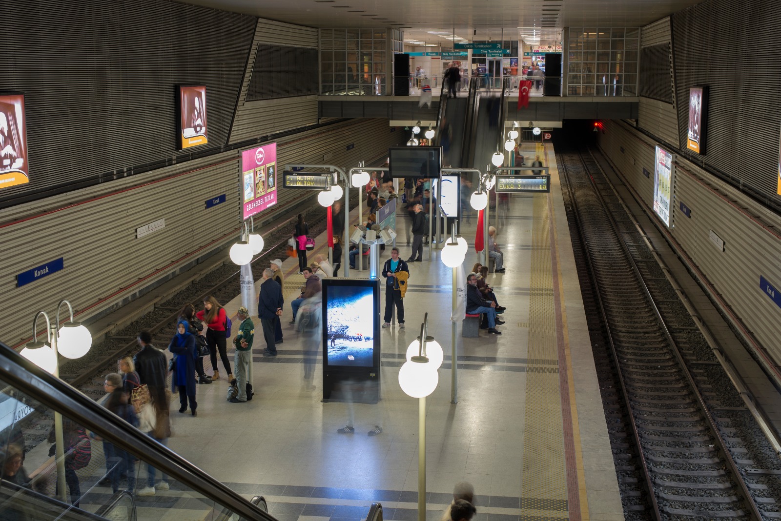 İzmir'de virüs etkisi: Toplu ulaşım kullanımında yüzde 30'luk düşüş!
