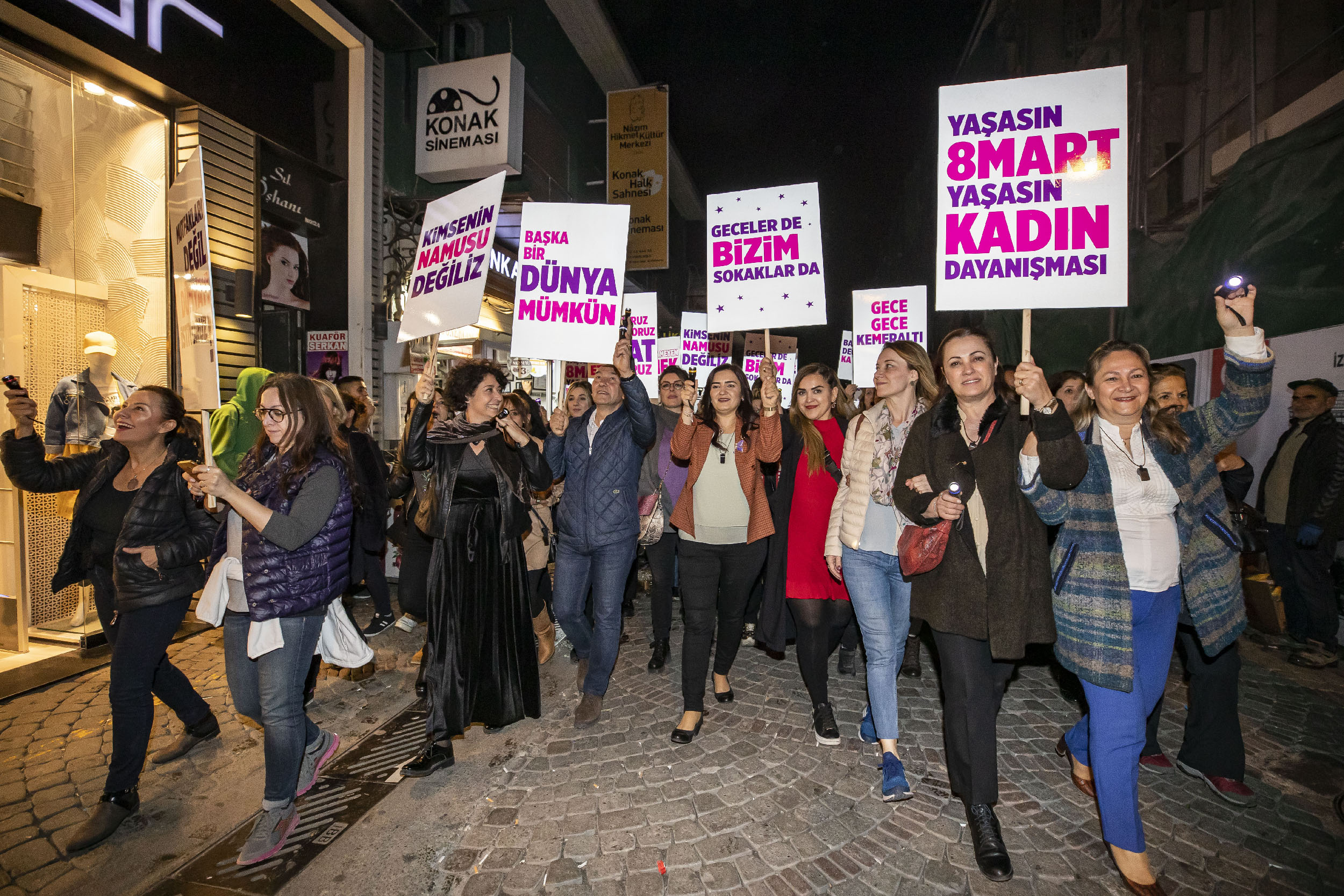 Kadınlar tarihi çarşıda fenerlerle yürüdü: 
