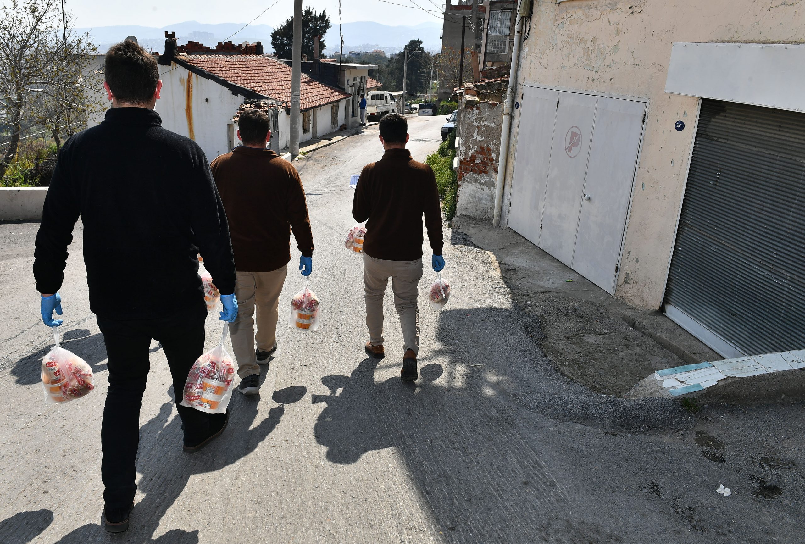 İzmir’de örnek dayanışma, ihtiyaç sahiplerine sıcak destek