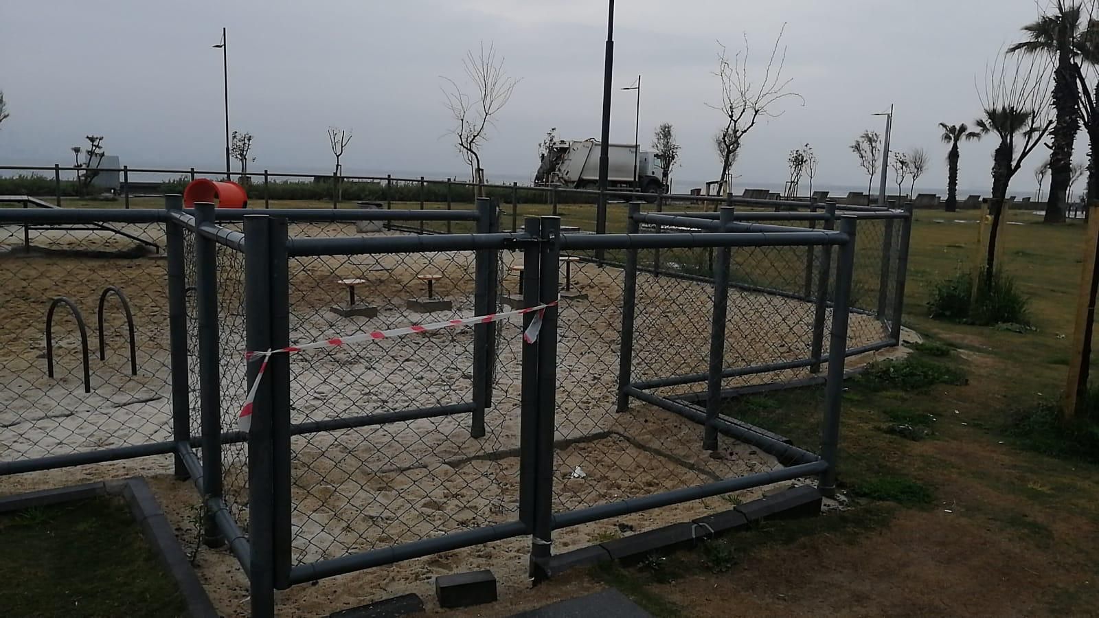 İzmir'de alışılmamış görüntüler! Park bahçe ve sahiller ıssız kaldı...