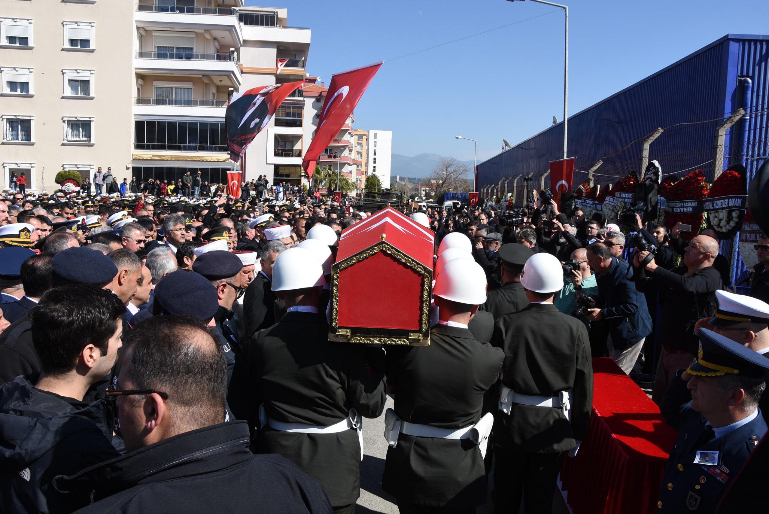 İzmir şehidini gözyaşlarıyla uğurladı