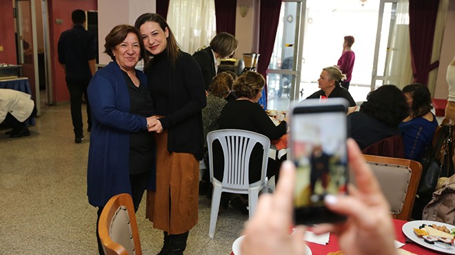 Efes Selçuk'ta kadınlara anlamlı hediye! Aynada gördüğün yüz dünyanın en güçlü kadını, kendine güven!