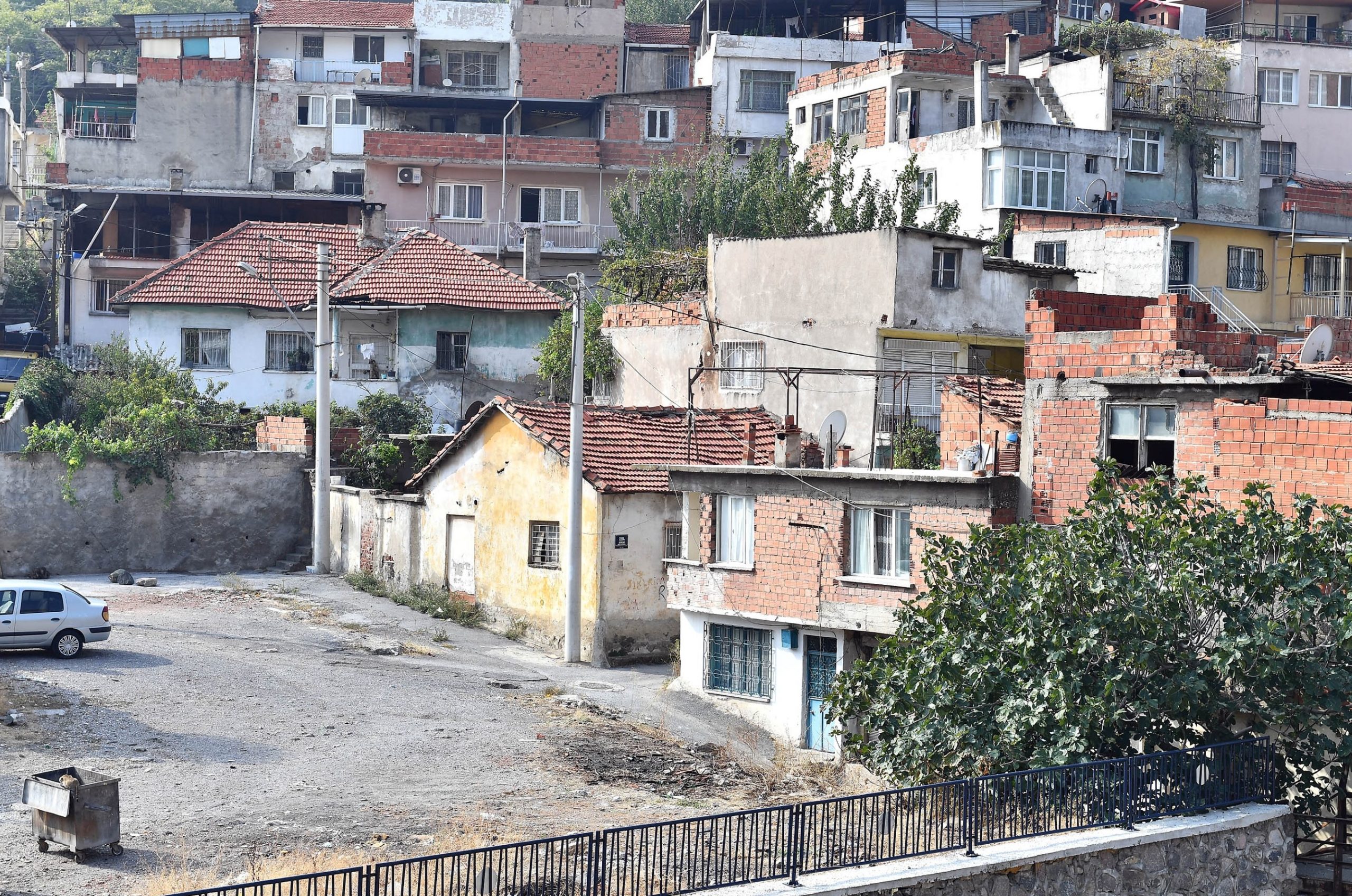 Çeşme'yi bırakın, İzmir'e bakın. 2 milyon 200 bin yurttaşın can ve mal güvenliği yok