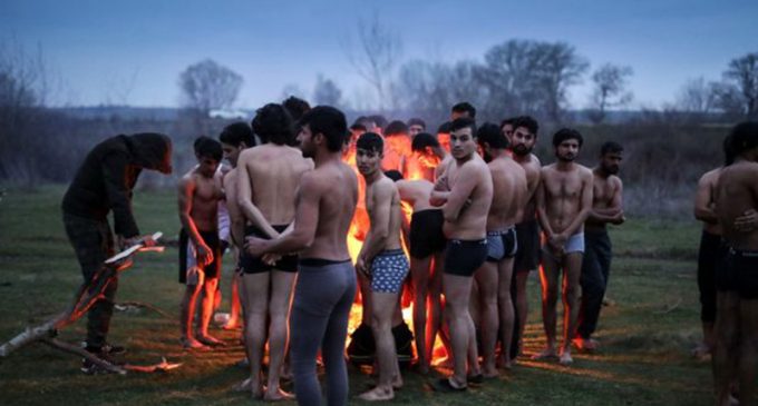 İnsanlık ayıbı: Yunan askeri, sığınmacıları darp etti! Yarı çıplak Türkiye’ye gönderdi