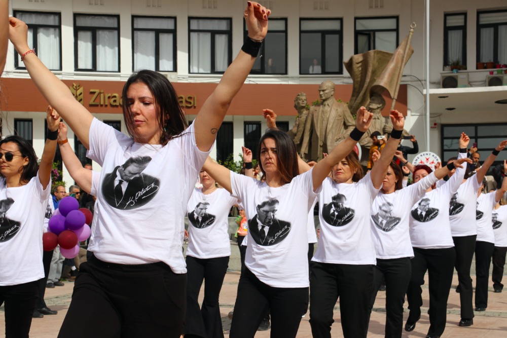 Çeşme’de gurur dolu anlar! Kadın efeler sahnede!