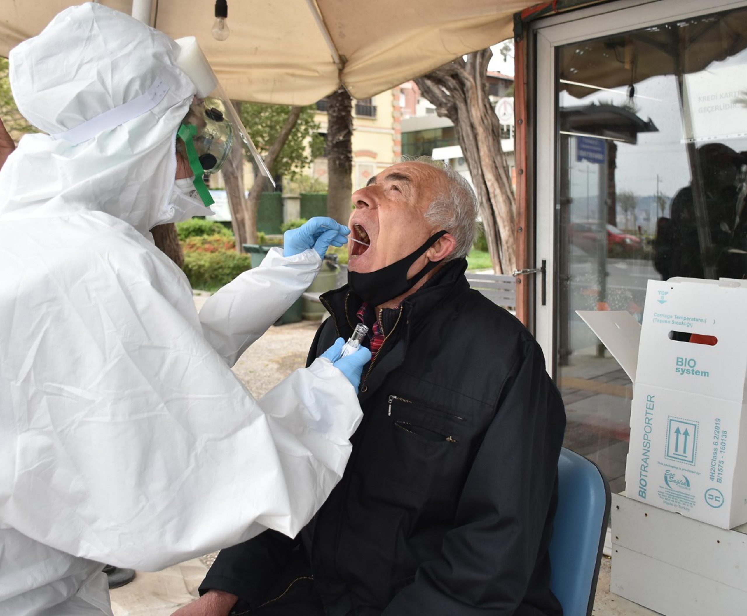 İyilik yapalım derken başlarını belaya soktular. İzmir'de sokakta korona testi yapan sağlıkçılara soruşturma
