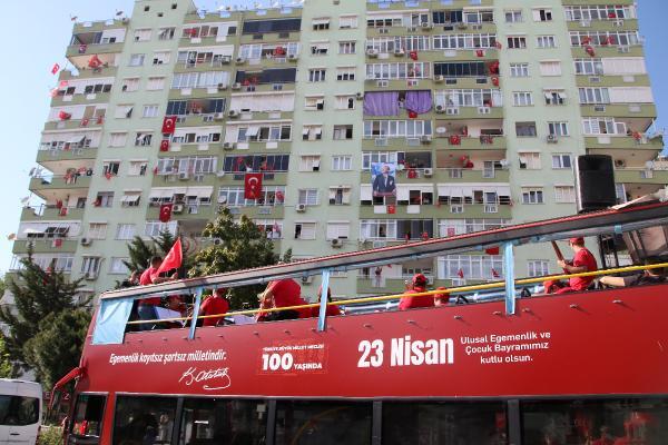 Koronavirüs günlerinde 23 Nisan coşkusu evde yaşandı. İzmir'in balkonları kırmızı-beyaz!