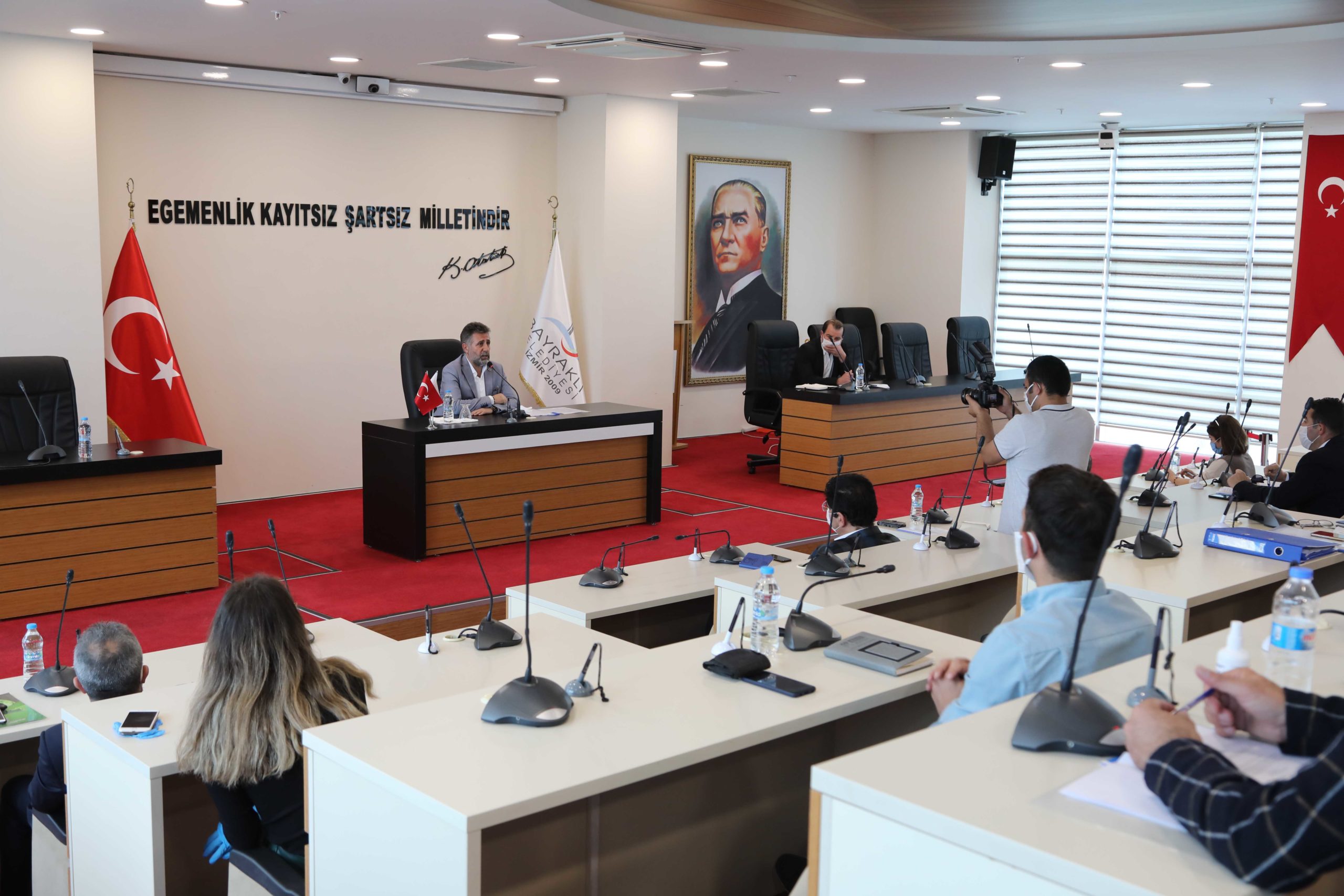 Bayraklı’da Kriz İcra Kurulu ilk kez toplandı: Sandal, “Erzak dağıtımı için gerekirse makam aracımı da veririm”