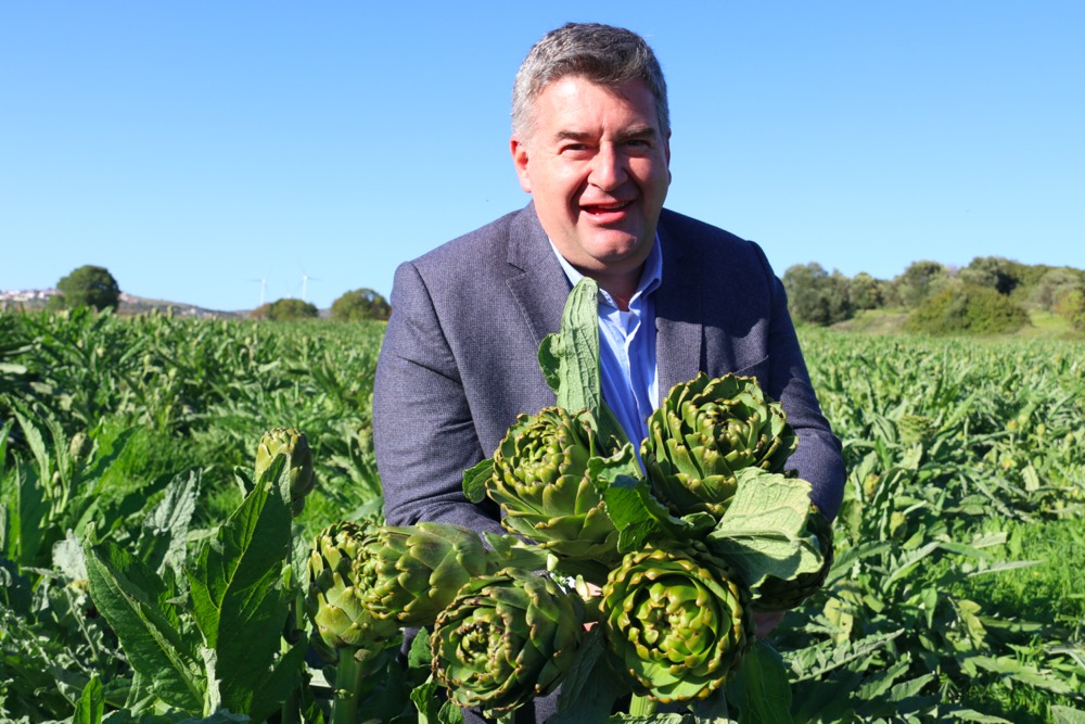 Başkan Oran tarlaya girdi çiftçilere seslendi; “Tarım her şeyden önemlidir!”