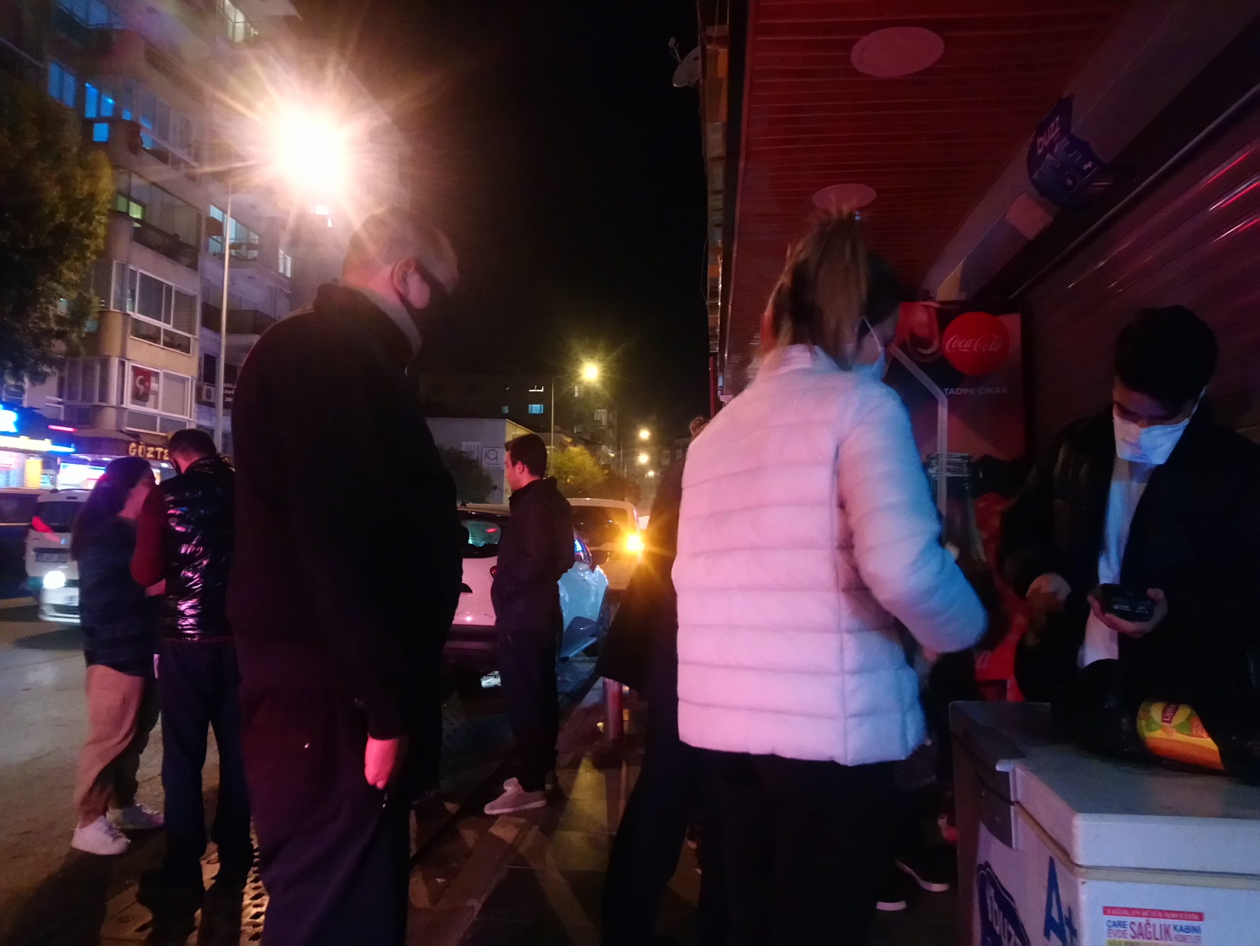 Yasağı duyan marketlere koştu. İzmir'de sokağa çıkma yasağı kalabalığı.