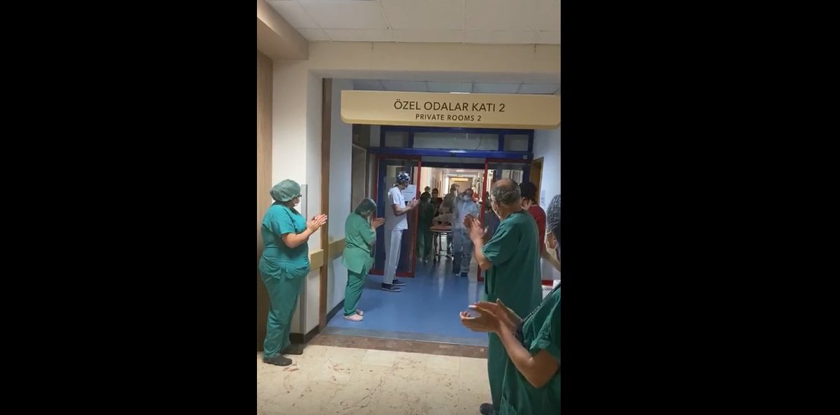 DEÜ'de 65 yaş üstü üç hasta alkışlarla taburcu oldu