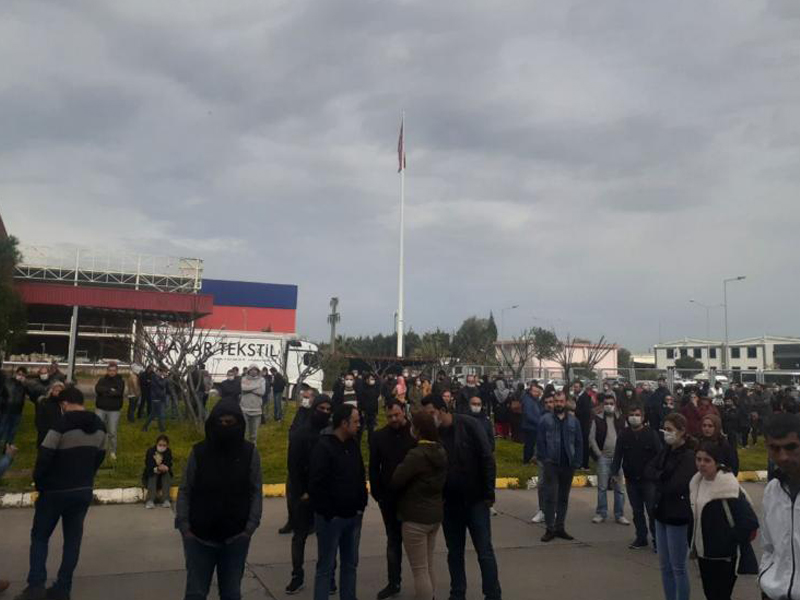 Koronavirüs pozitif çıkan fabrika karıştı: İzmir'de iş bırakan işçilere sopalarla saldırdılar iddiası