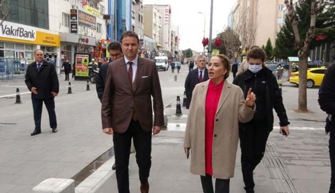 Maskesiz, eldivensiz teftişe çıkan Uşak Valisi'nden vatandaşa sosyal mesafe ayarı! Bağırıp, azarladı