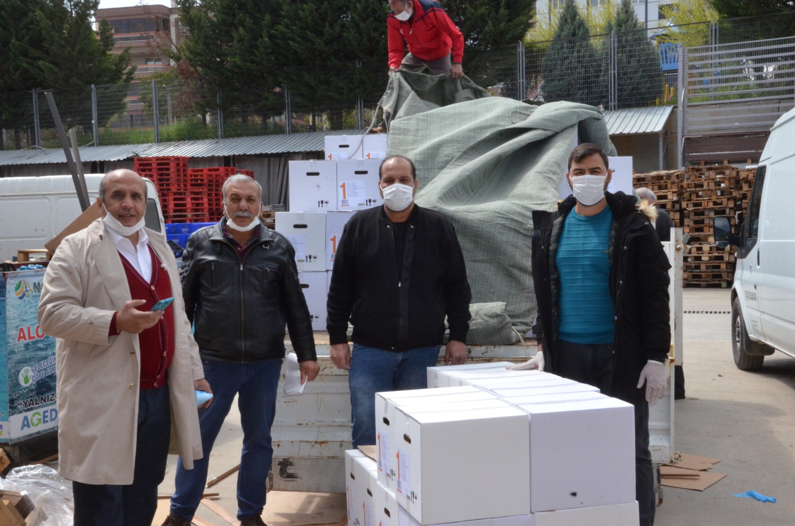 Sokak toplayıcılarından örnek hareket. Zor günleri dayanışmayla aşıyorlar