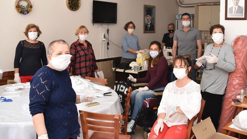 Foçalı kadınlardan günde bin maske