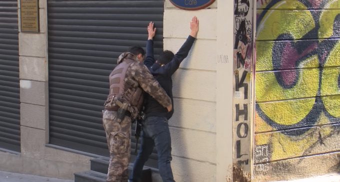 Hırsızlıkta yeni yöntem: Yüzüne öksürüp parasını almaya çalıştılar