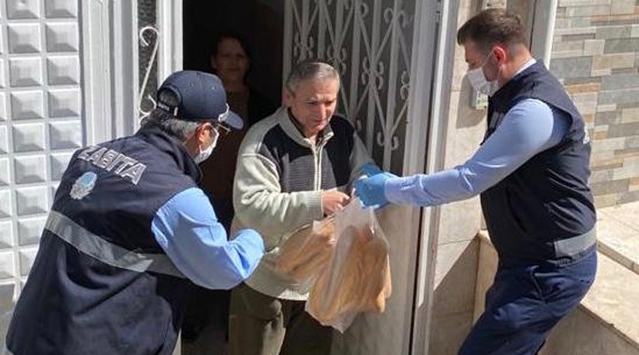 İzmir Büyükşehir Belediyesi İzmir’e ekmek dağıtıyor