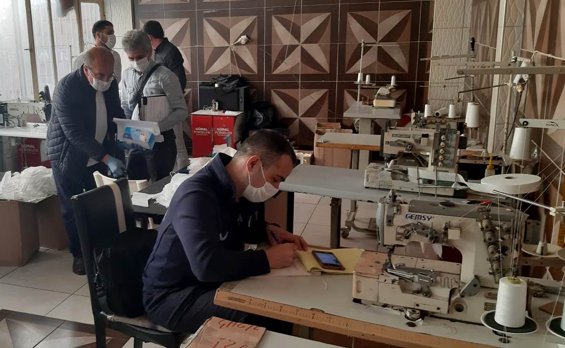 Bornova'da açak maske üretenlere zabıta baskını