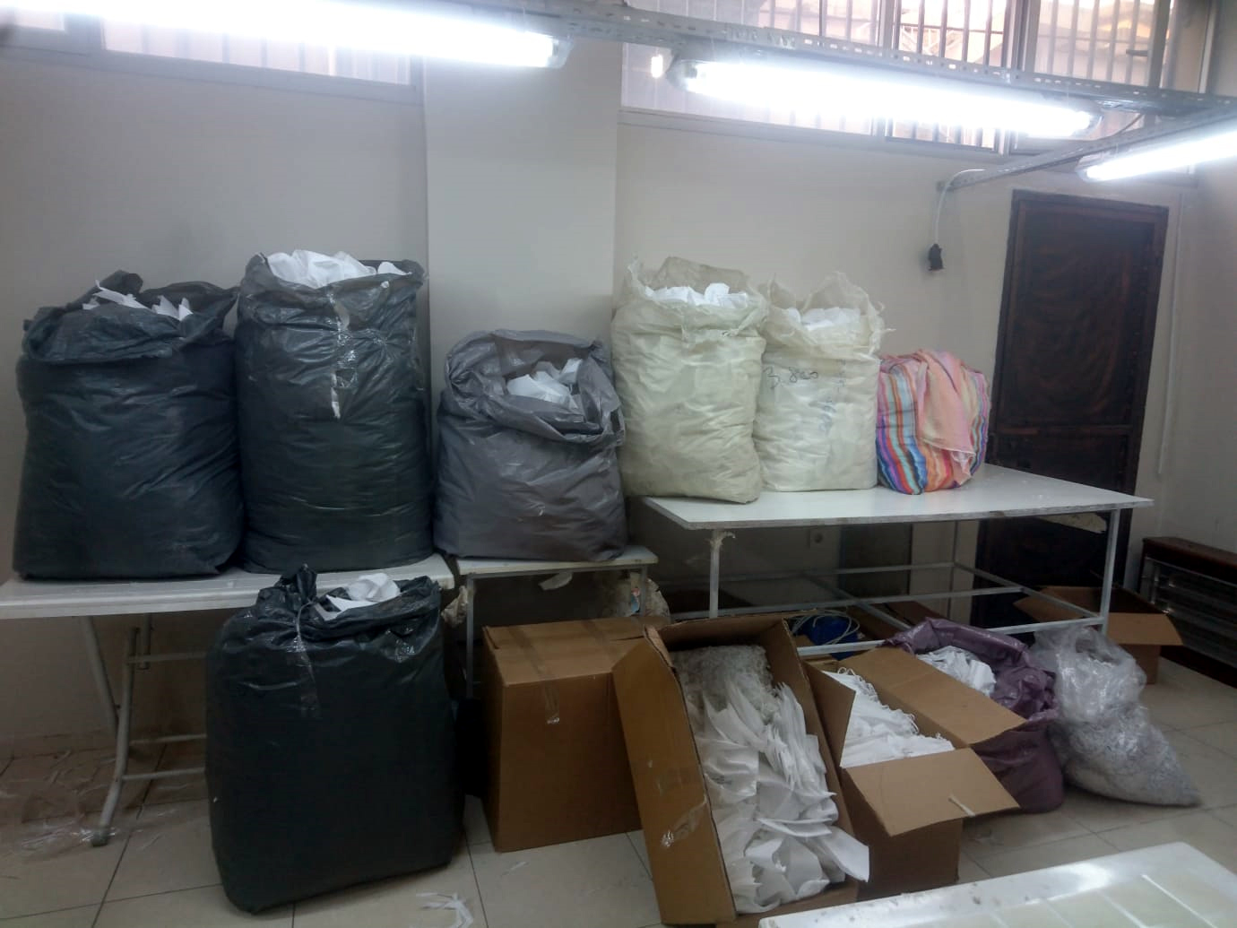 İzmir’de kaçak maske imalathanesine baskın