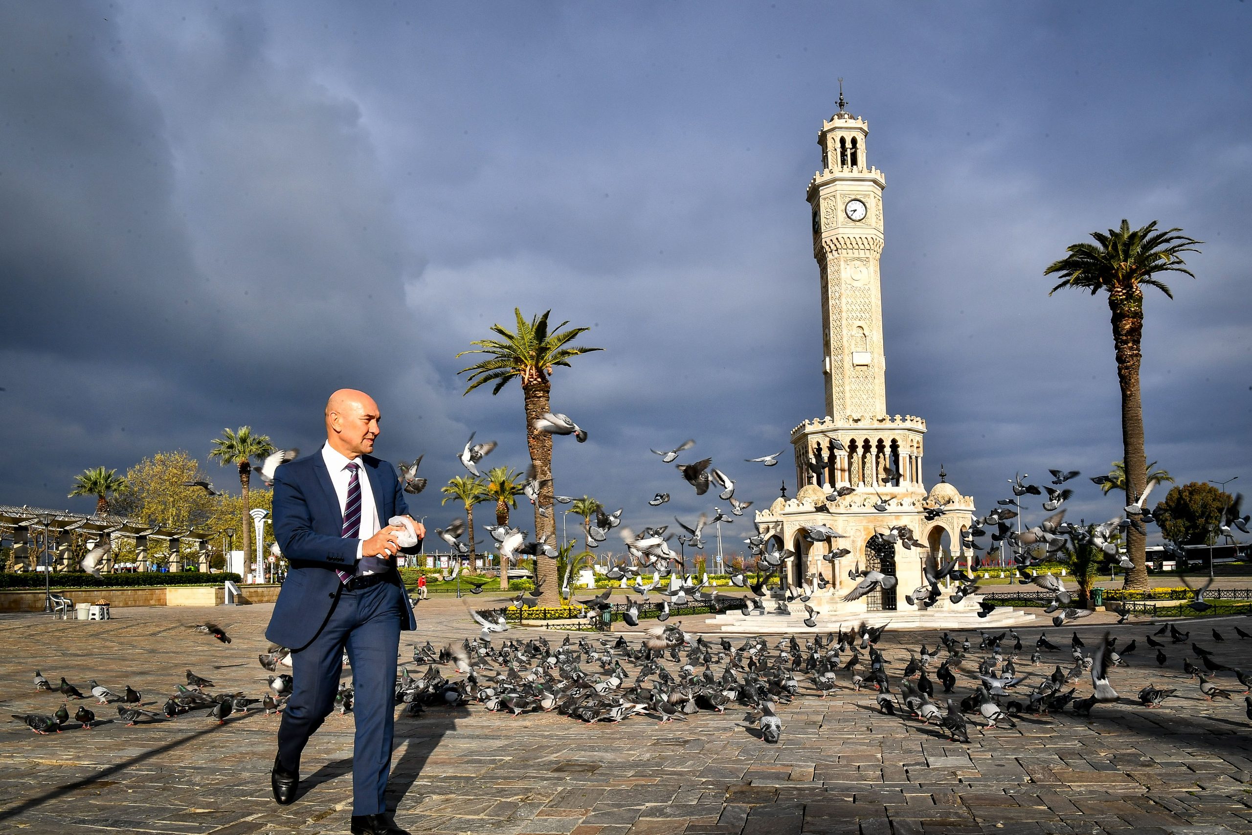 İzmir'in can dostları unutulmadı. Soyer elleriyle besledi