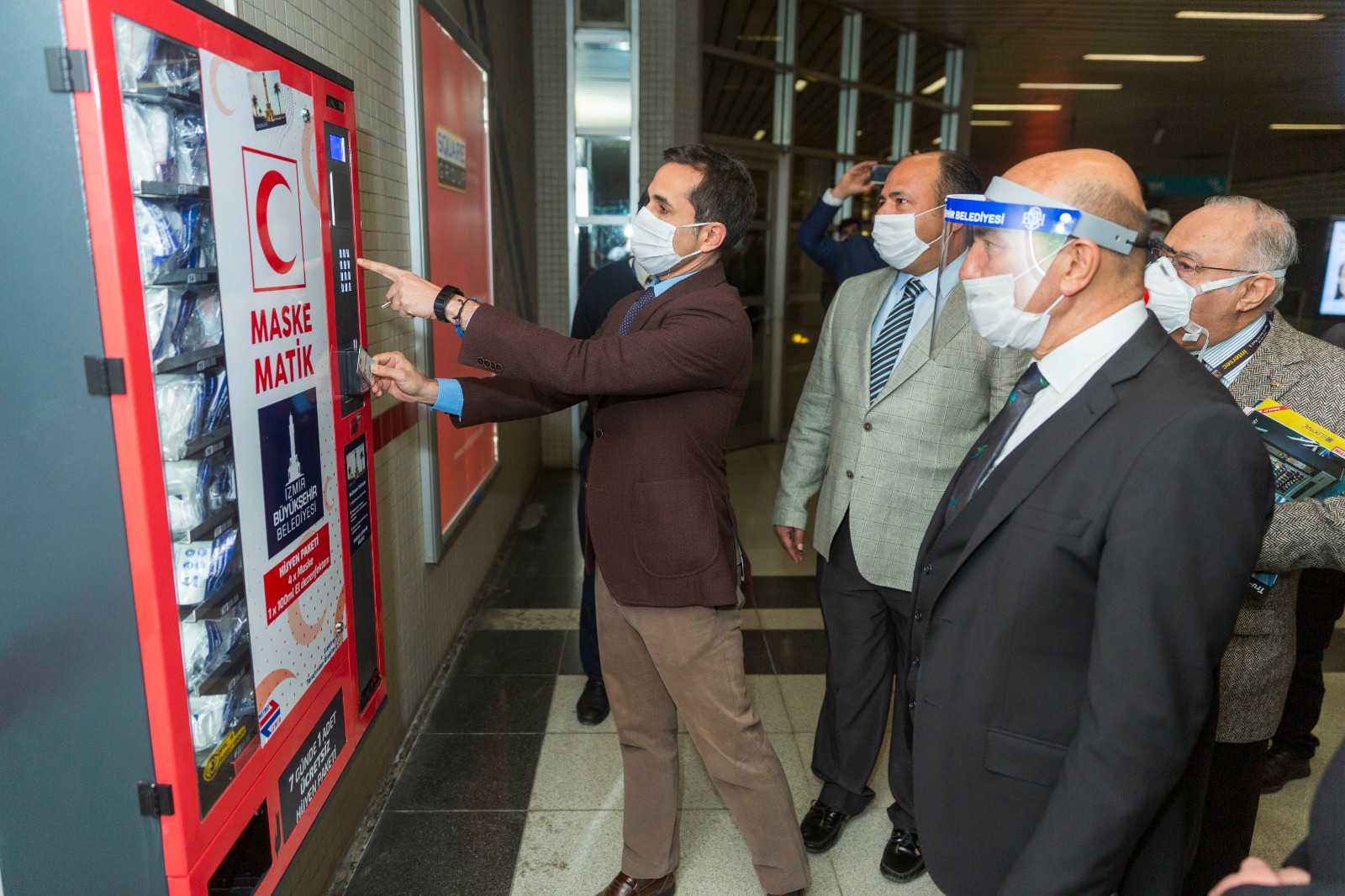 İzmir'de 'maskematik' dönemi: Metrolardan alınabilecek