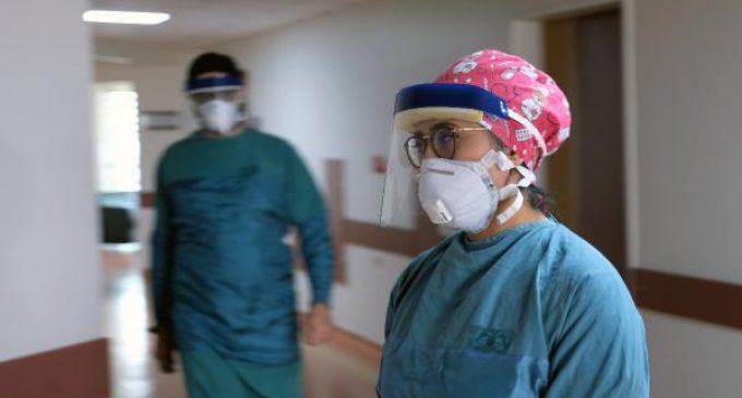 Sağlık çalışanlarında vaka çok çıkınca düzenli koronavirüs testini durdurdular