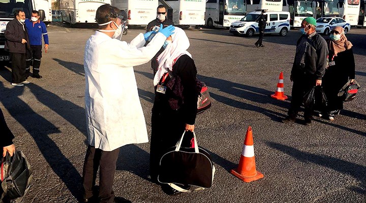 Karantinada akıl almaz ihmal: Çay partisi düzenleyip birbirlerine bulaştırmışlar