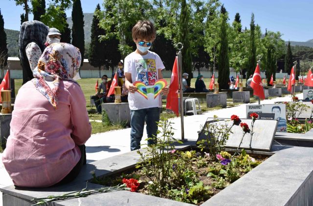 Soma'da kabuk tutmayan yara! Çocuklar dört saatlik salgın izninde babalarına koştular